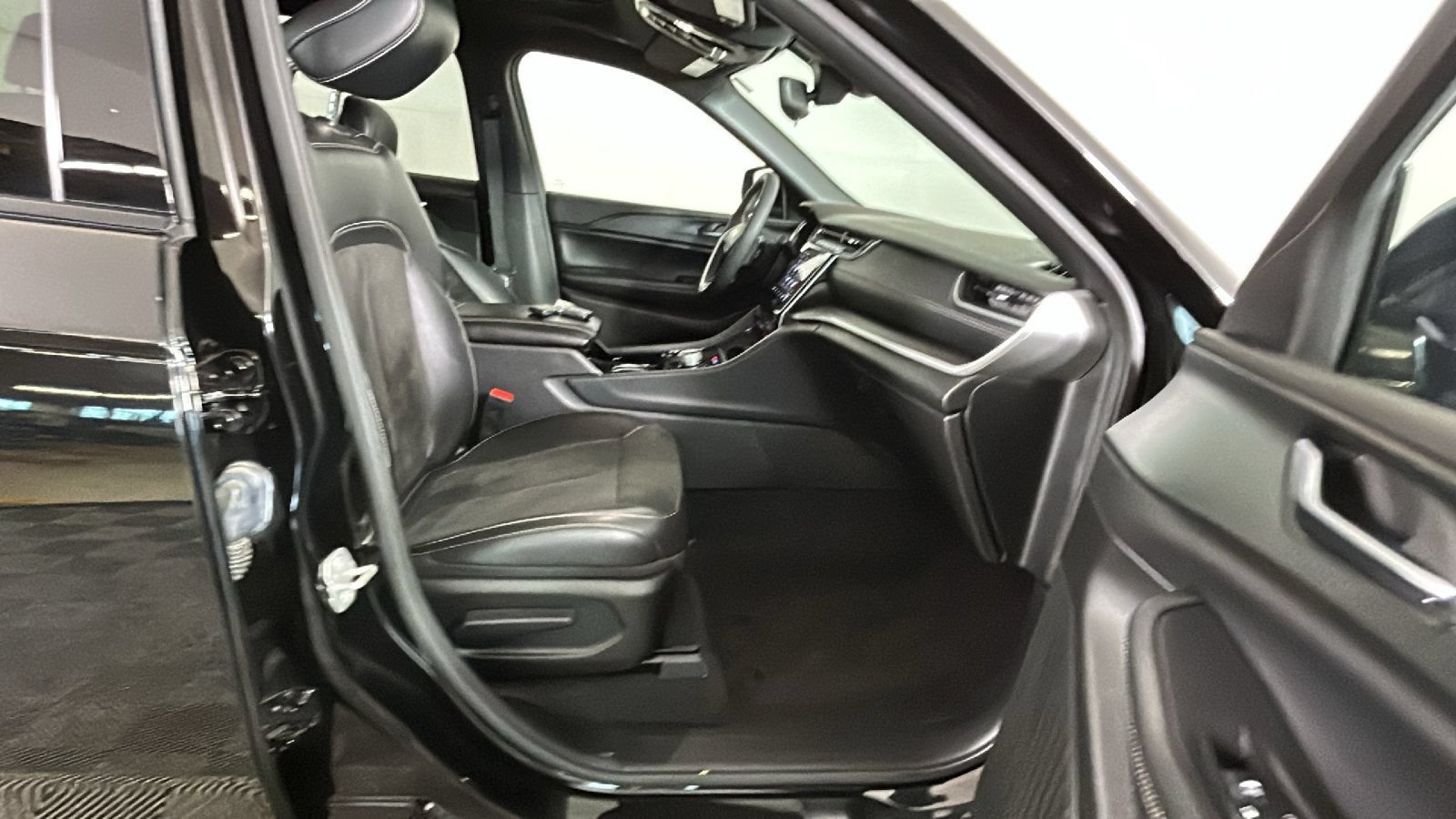 Used 2023 Jeep Grand Cherokee L Laredo AWD/4WD image 36