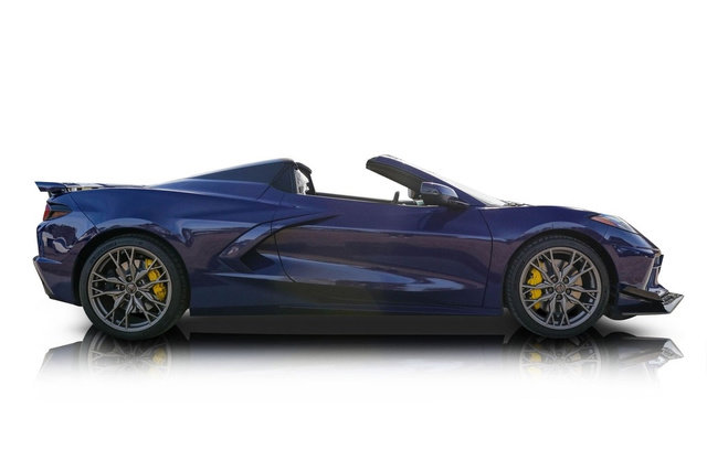 Used 2025 Chevrolet Corvette Stingray Premium Conv w/ Z51 Performance Package RWD image 2