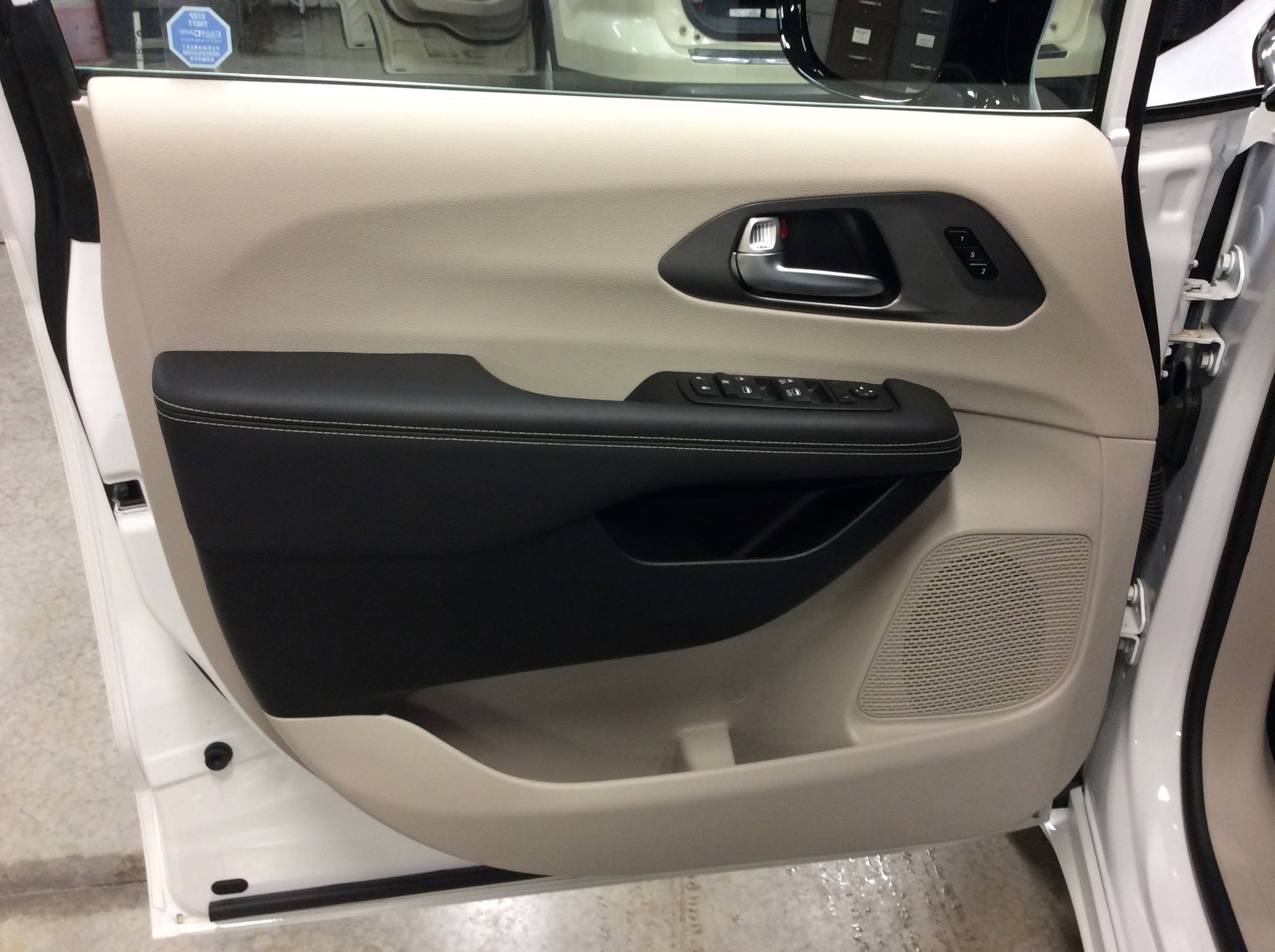 Used 2024 Chrysler Pacifica Touring-L image 13