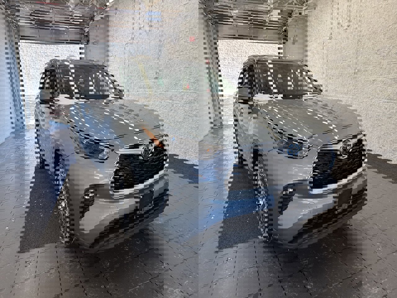 Certified 2024 Toyota Highlander XLE image 2