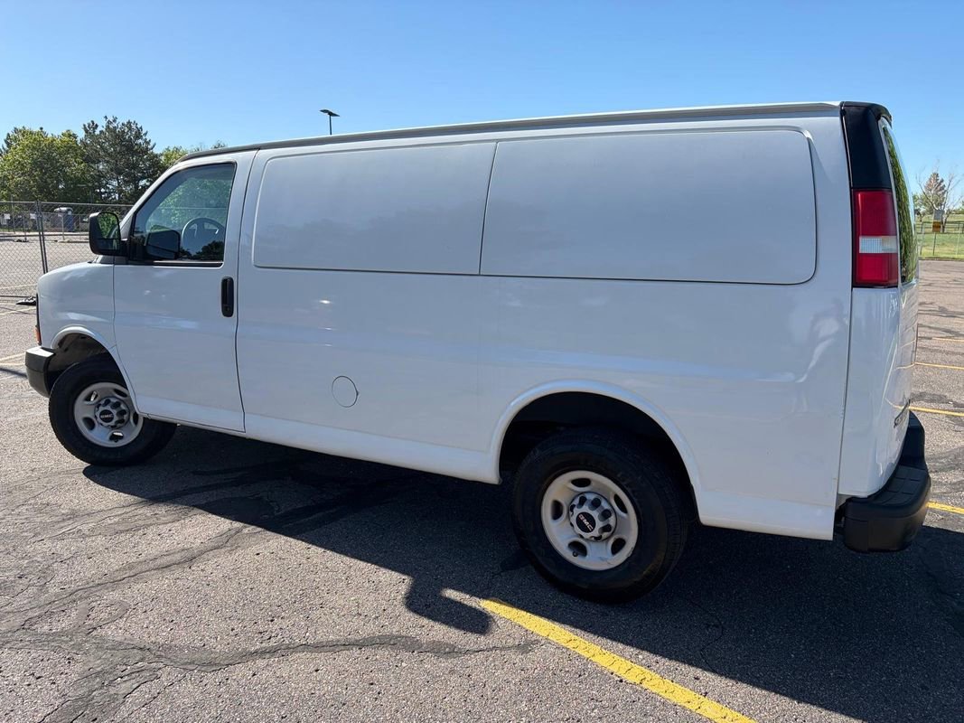 Used 2009 GMC Savana 3500 RWD image 2