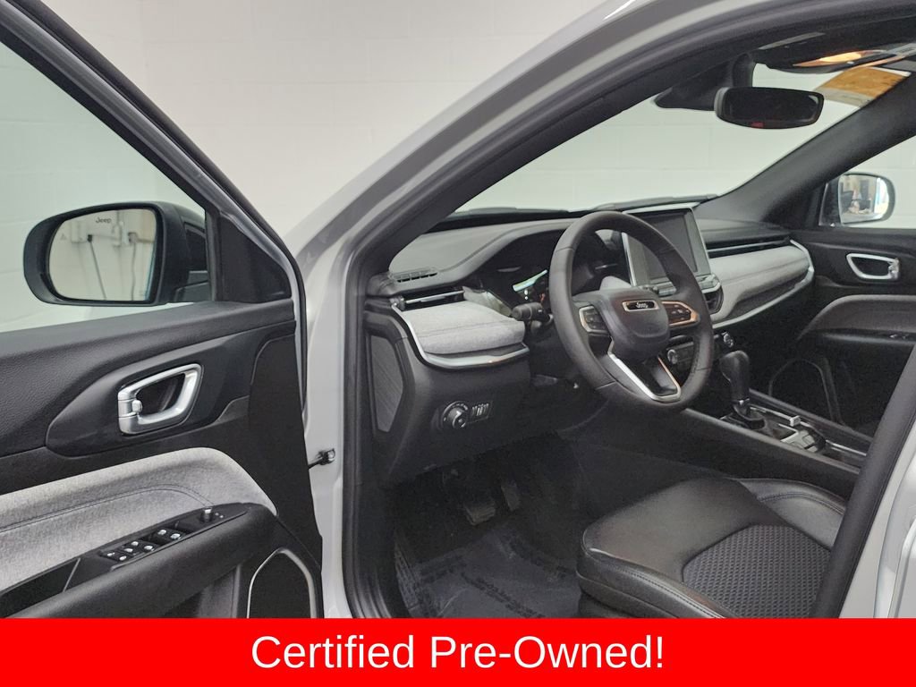 Certified 2025 Jeep Compass Latitude image 11