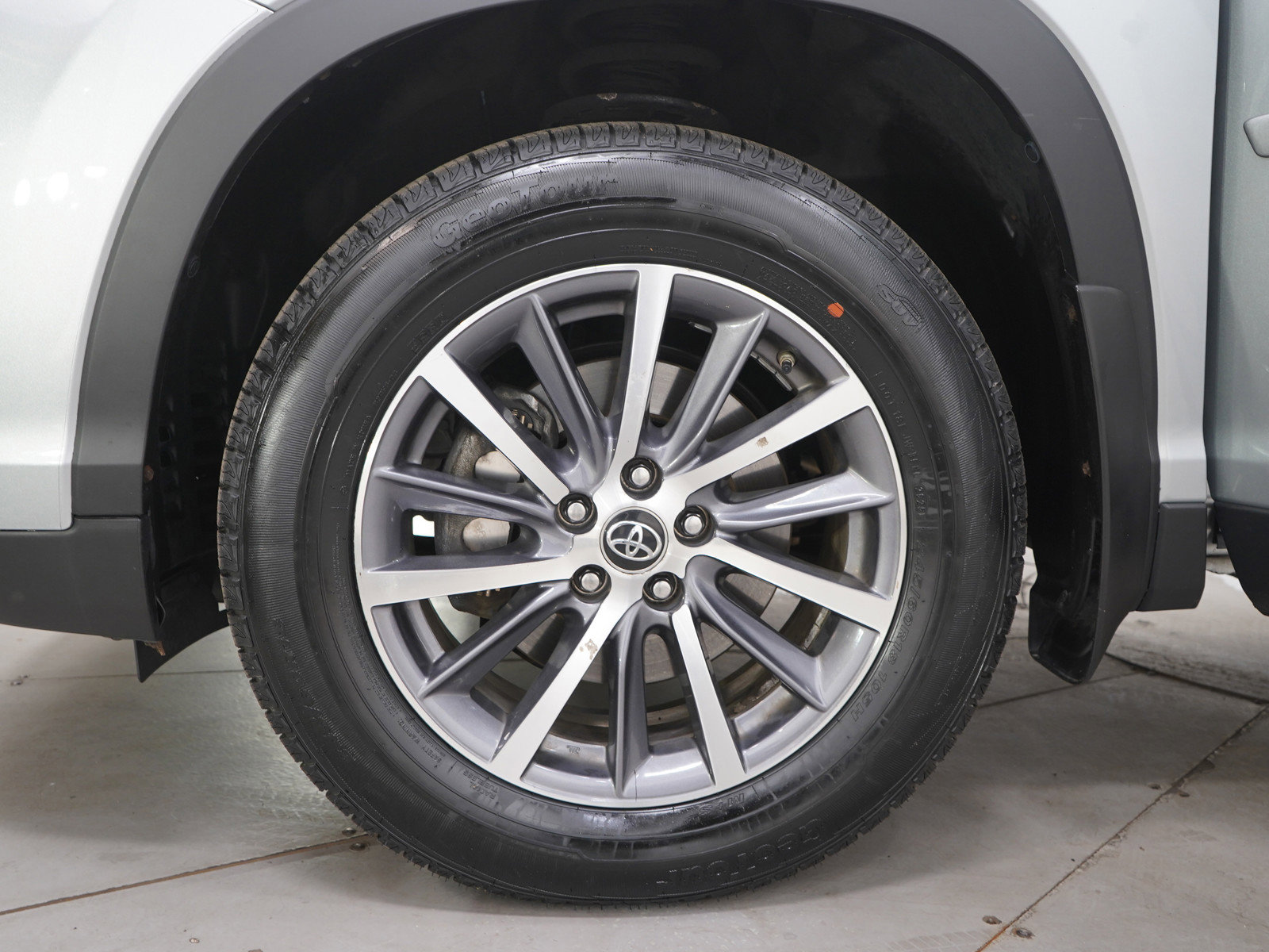 Used 2019 Toyota Highlander XLE AWD/4WD image 33
