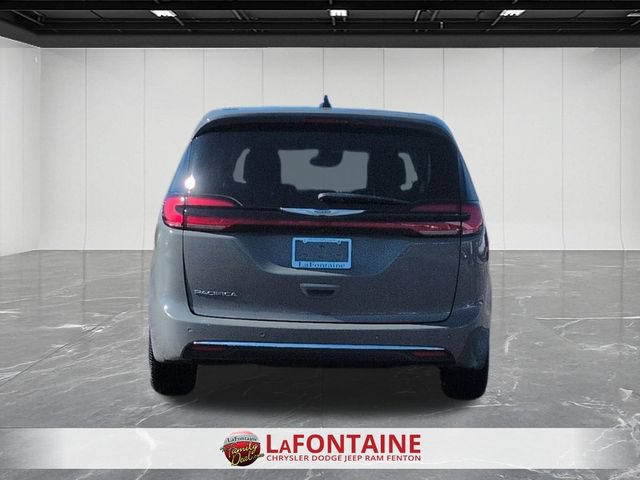 Used 2023 Chrysler Pacifica Touring-L FWD image 4