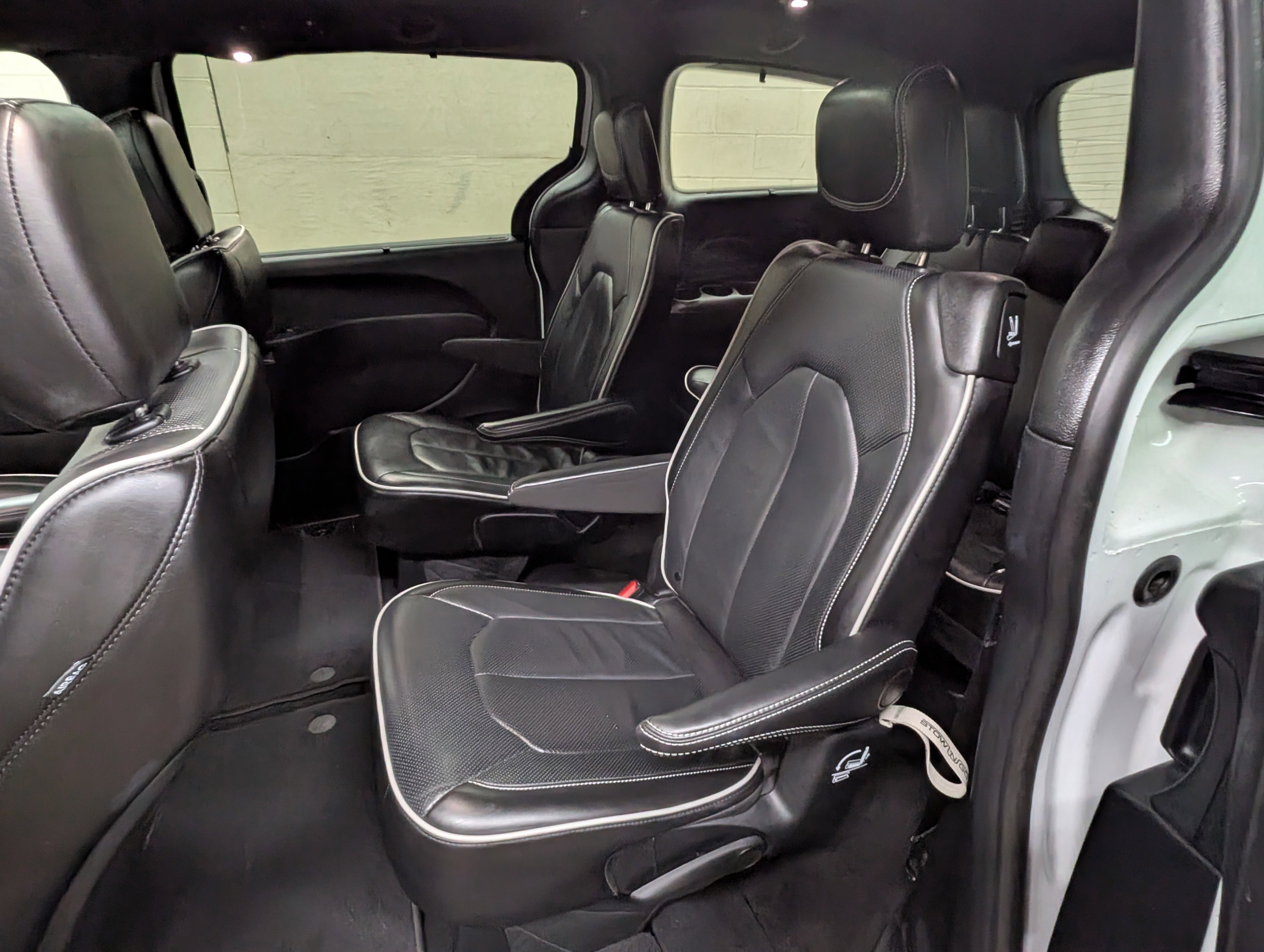 Used 2025 Chrysler Pacifica Limited image 8