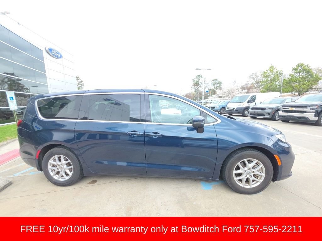 Used 2023 Chrysler Pacifica Touring-L image 4