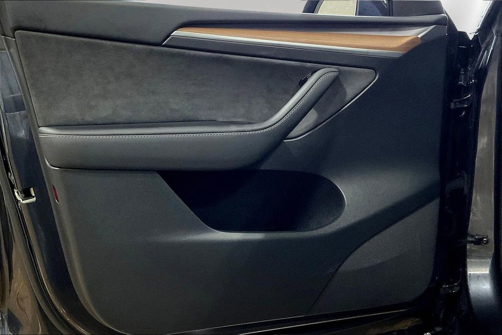 Used 2024 Tesla Model Y 2WD image 19