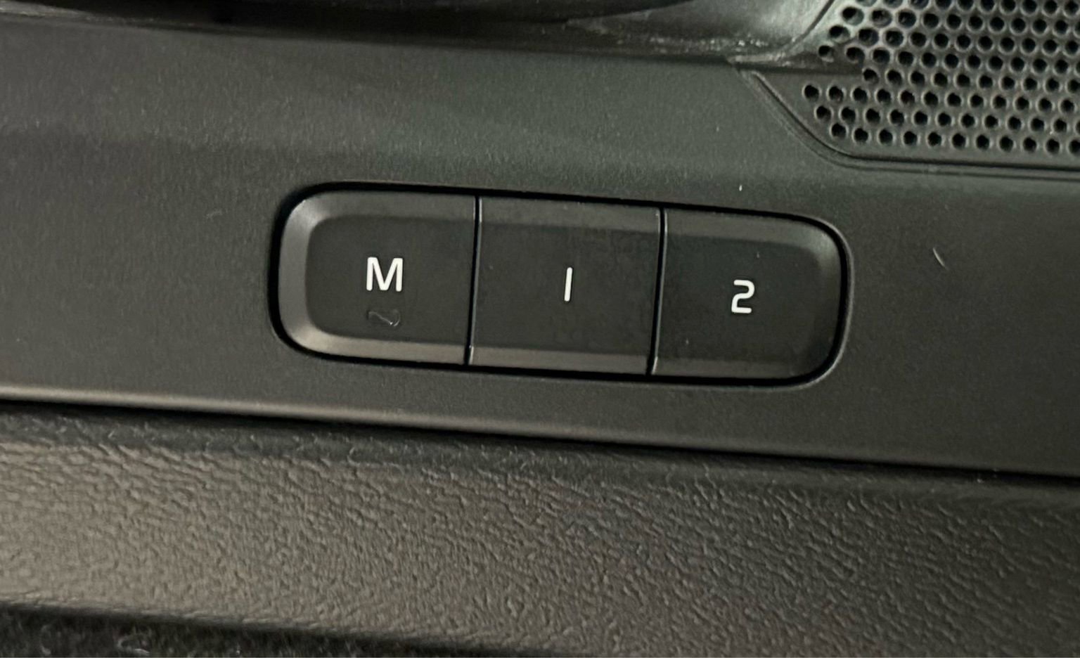 Used 2020 Volvo XC40 T5 Momentum image 32