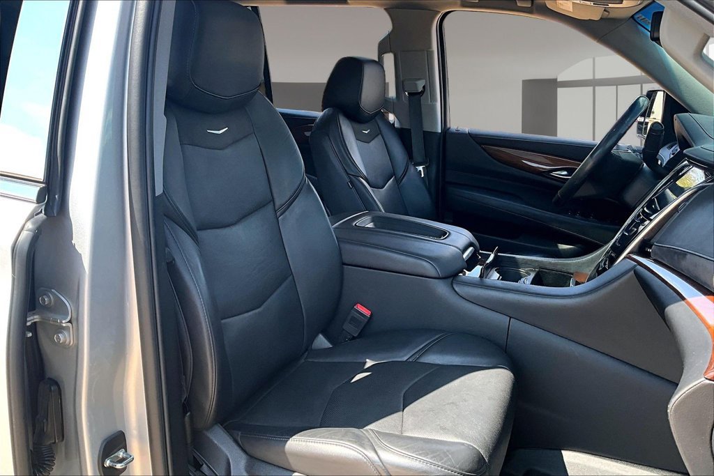 Used 2019 Cadillac Escalade Luxury AWD/4WD image 7