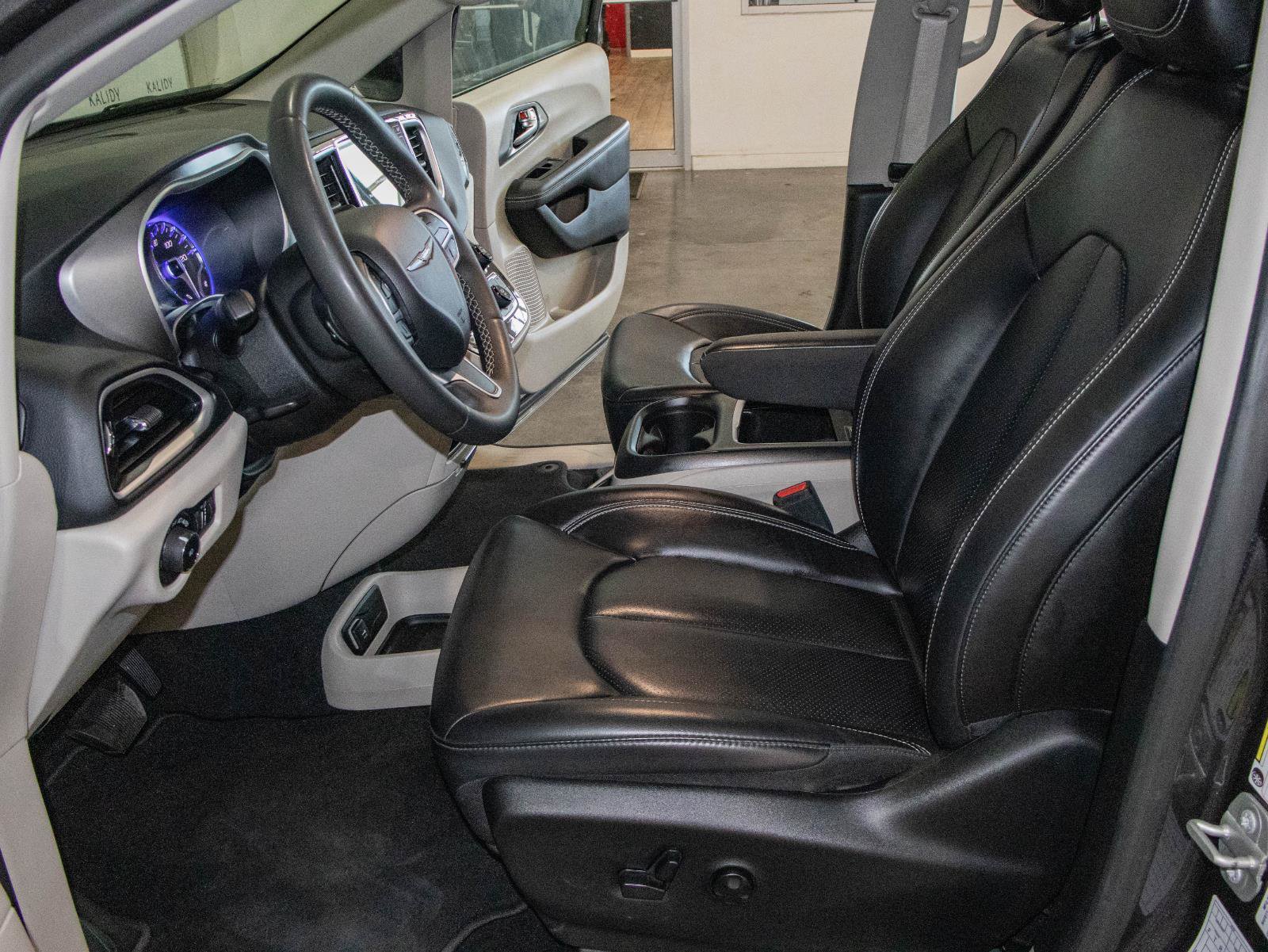 Used 2023 Chrysler Pacifica Touring-L FWD image 7
