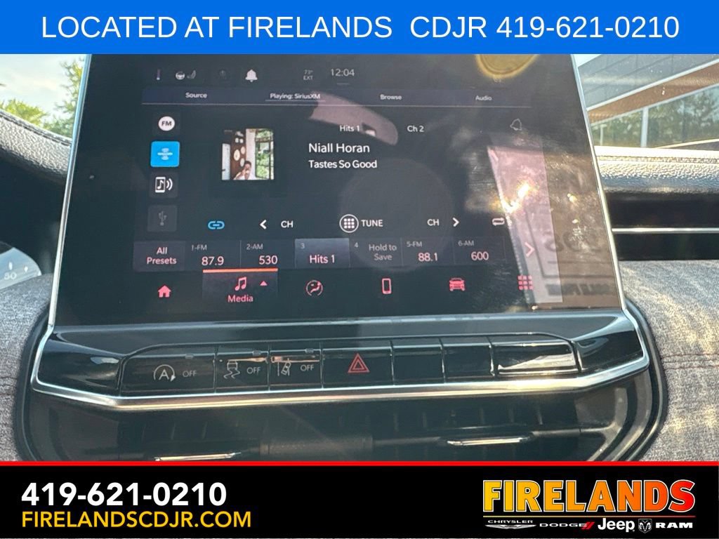 Used 2024 Jeep Compass Latitude w/ Sun and Sound Group AWD/4WD image 20