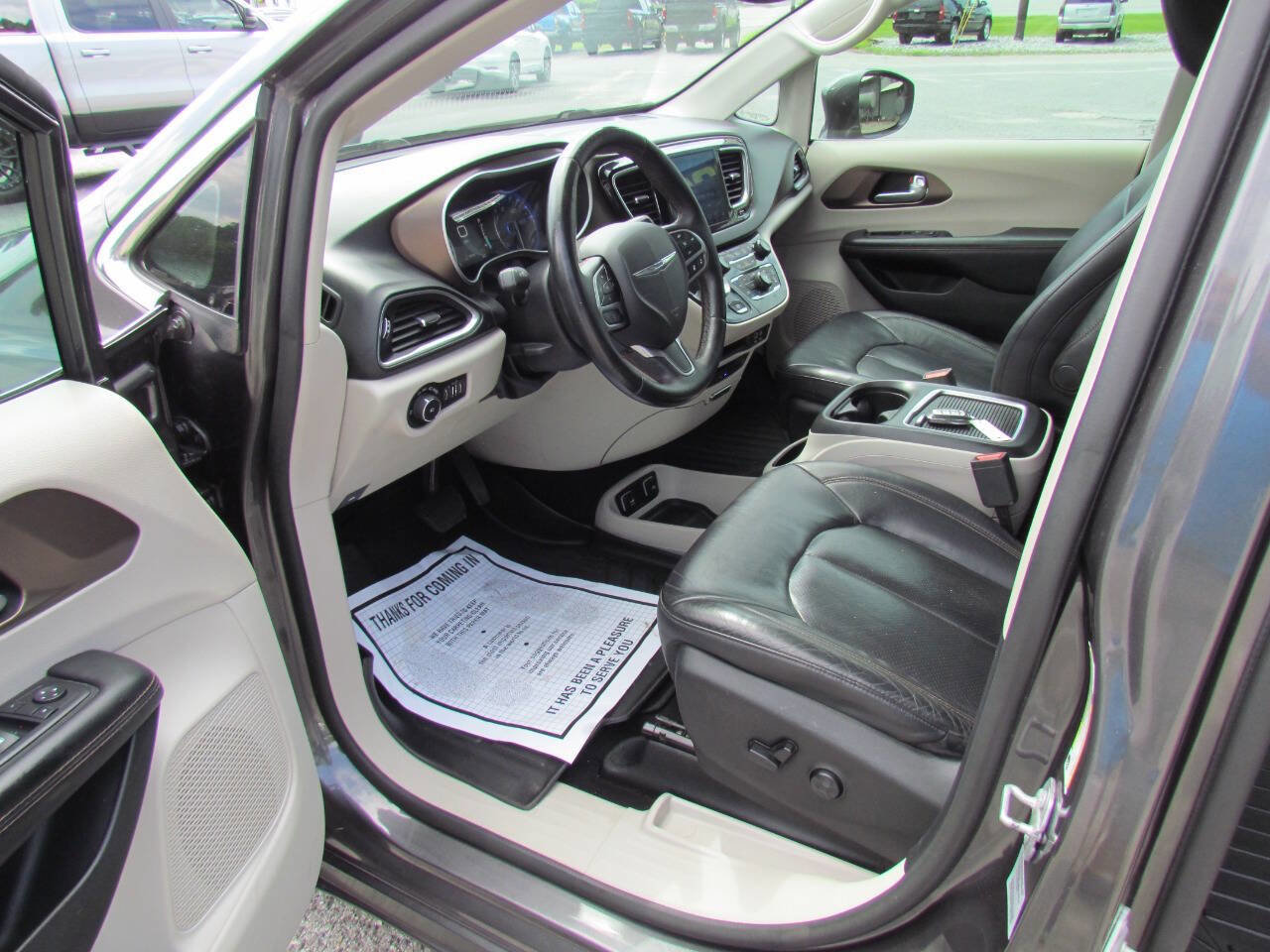 Used 2017 Chrysler Pacifica Touring-L Plus w/ Advanced Safetytec Group image 9