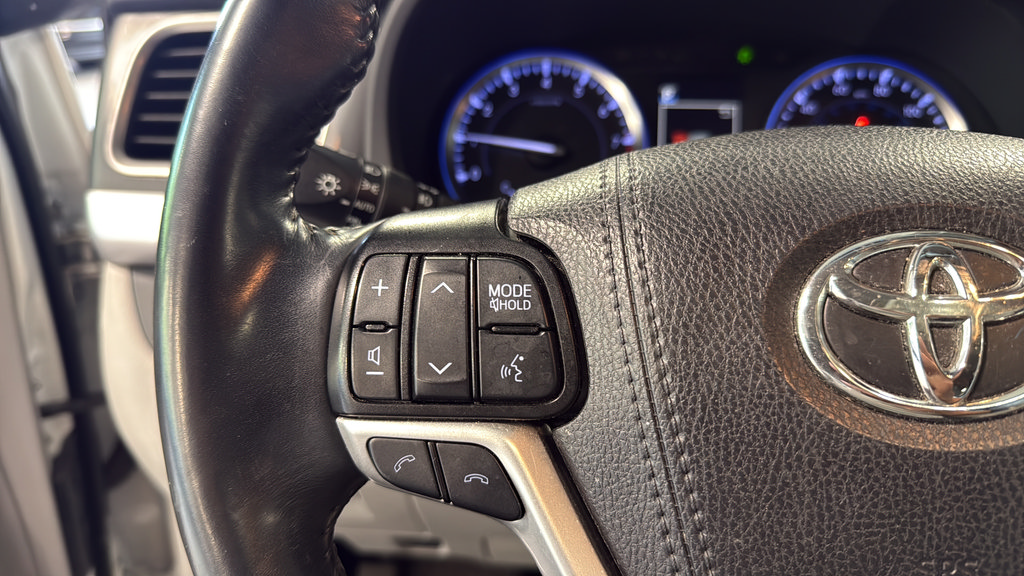 Used 2019 Toyota Highlander XLE AWD/4WD image 25