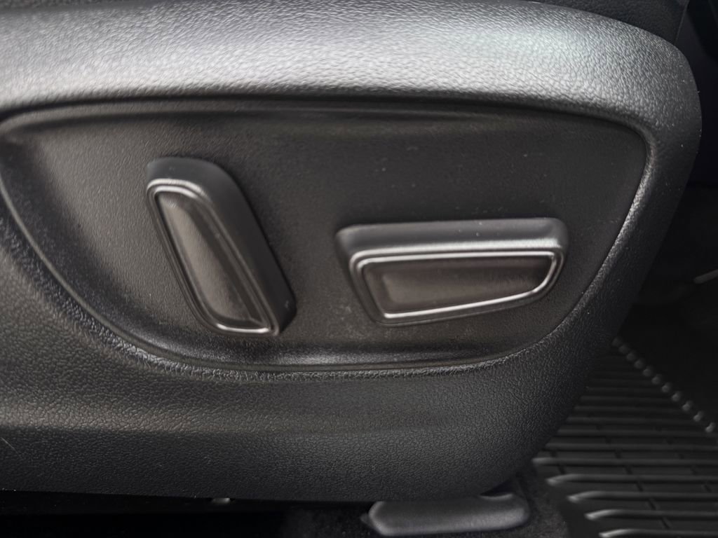 Used 2023 Toyota Highlander Limited image 28