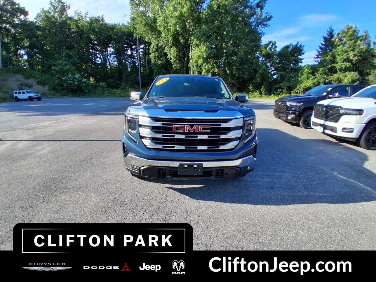 Used 2024 GMC Sierra 1500 SLE AWD/4WD image 2