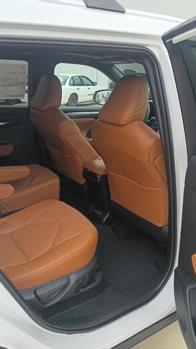 New 2026 Toyota Highlander Platinum image 20