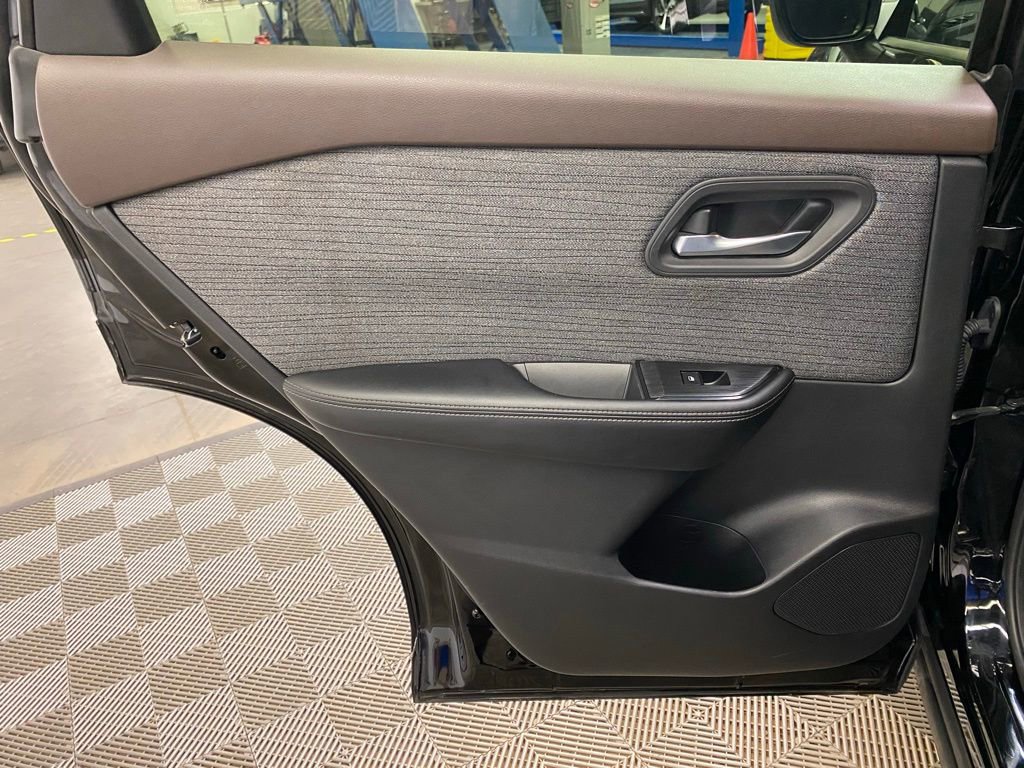 Used 2023 Nissan Rogue SV image 19