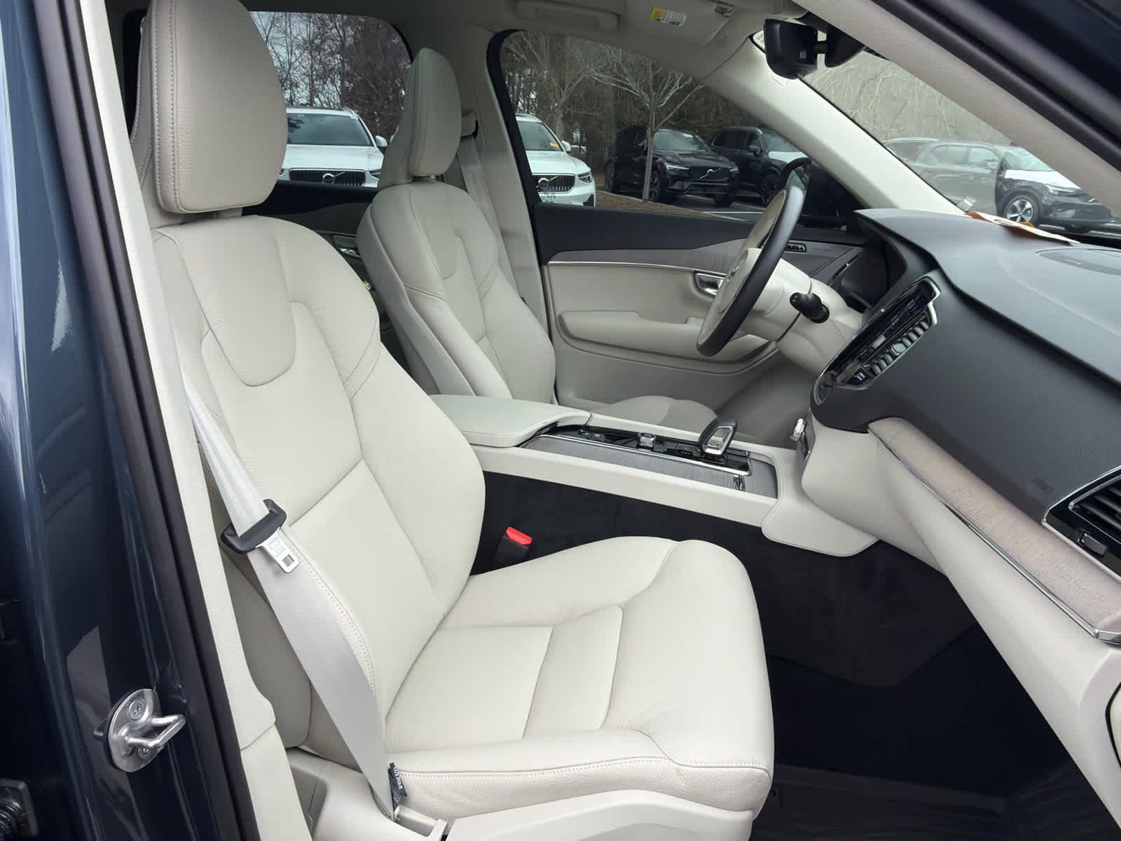 Certified 2025 Volvo XC90 B6 Plus w/ Protection Package Premier image 16