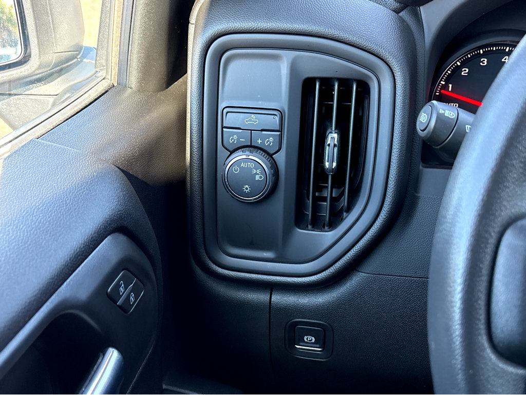 Used 2025 Chevrolet Silverado 1500 Custom image 13