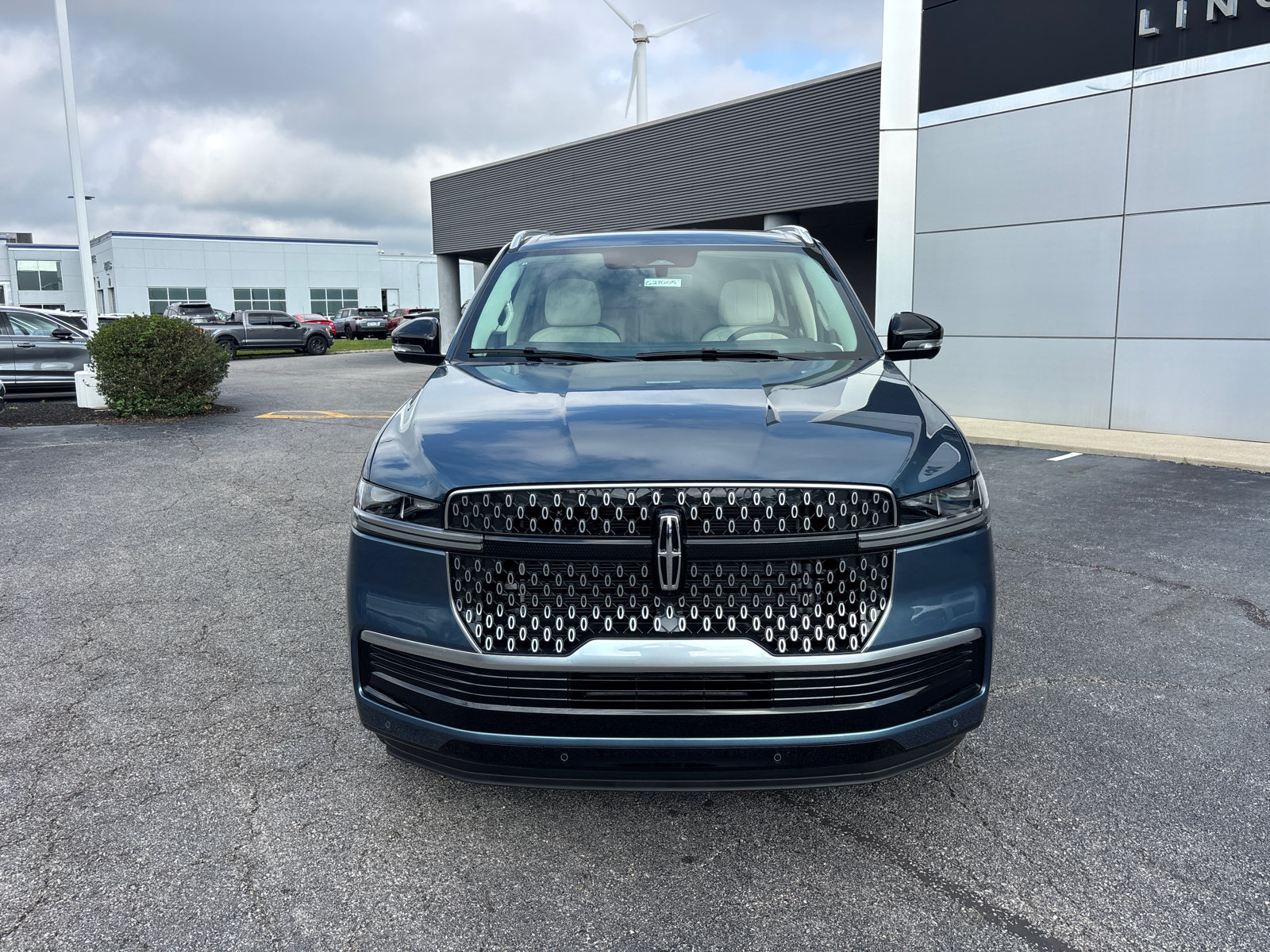 New 2027 Lincoln Navigator Reserve AWD/4WD image 2