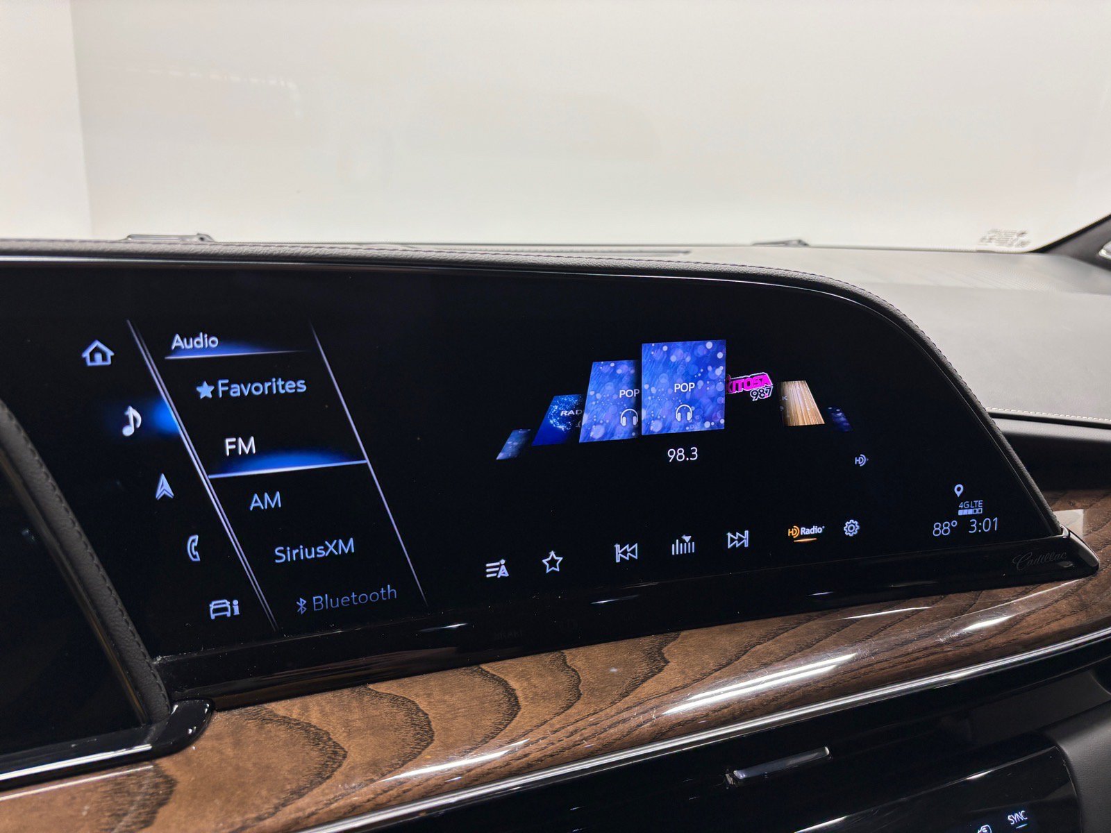Used 2023 Cadillac Escalade Sport Platinum w/ LPO, ONYX Package AWD/4WD image 17