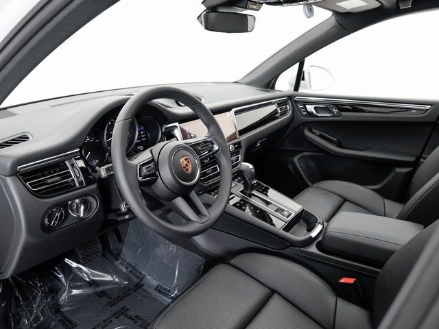 Certified 2025 Porsche Macan image 4