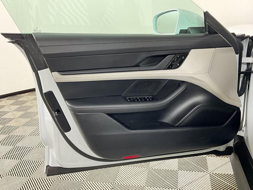 Used 2020 Porsche Taycan 4S image 18