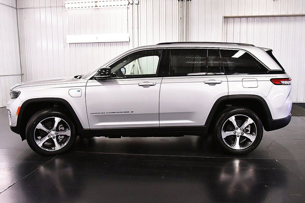 Used 2023 Jeep Grand Cherokee 4WD 4xe w/ Luxury Tech Group II image 4