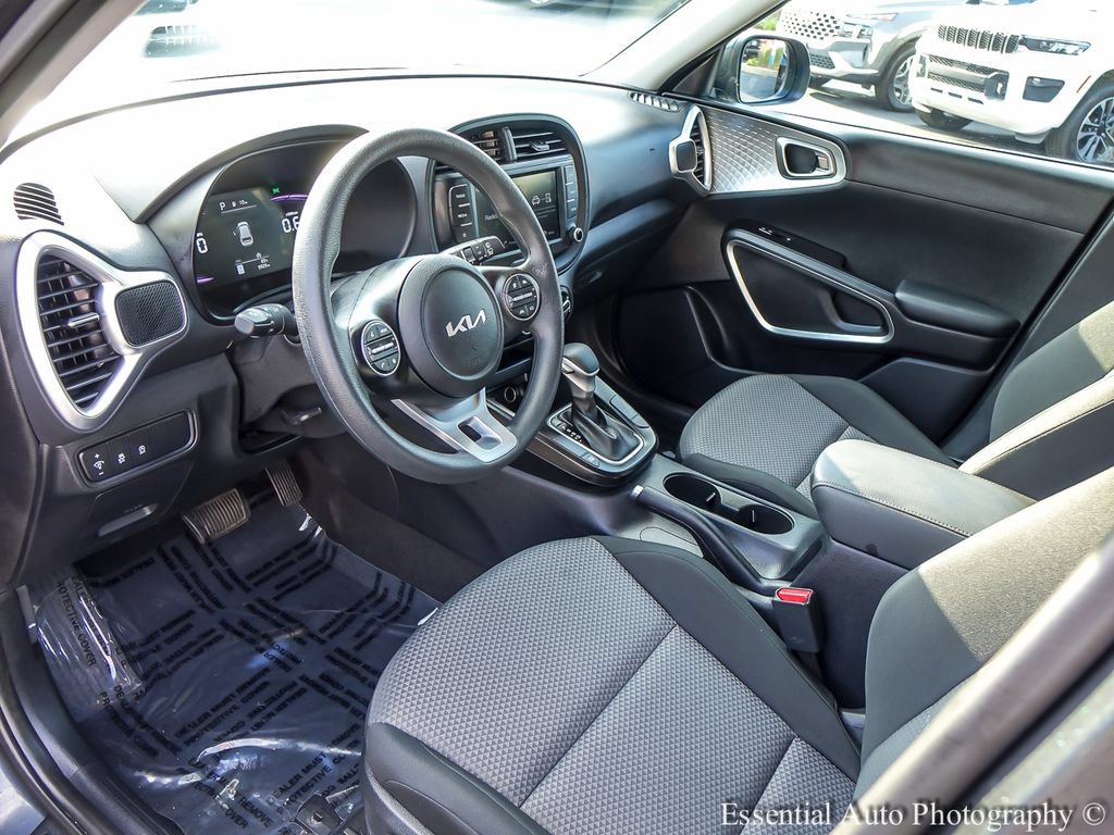 Used 2025 Kia Soul LX w/ LX Technology Package FWD image 9