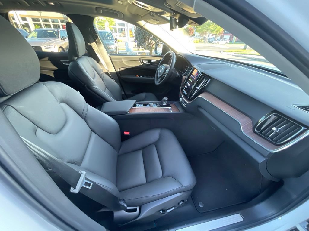 Used 2024 Volvo XC60 B5 Plus AWD/4WD image 15