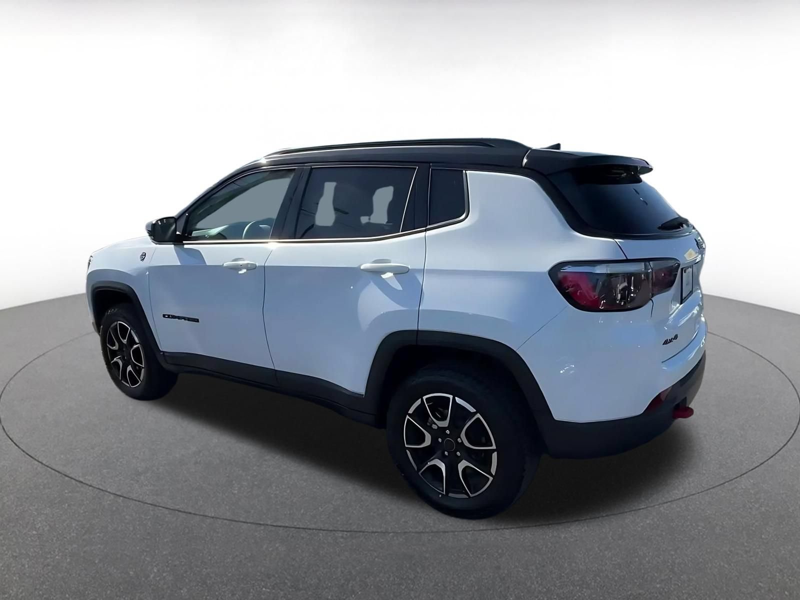 Used 2025 Jeep Compass Trailhawk AWD/4WD image 9