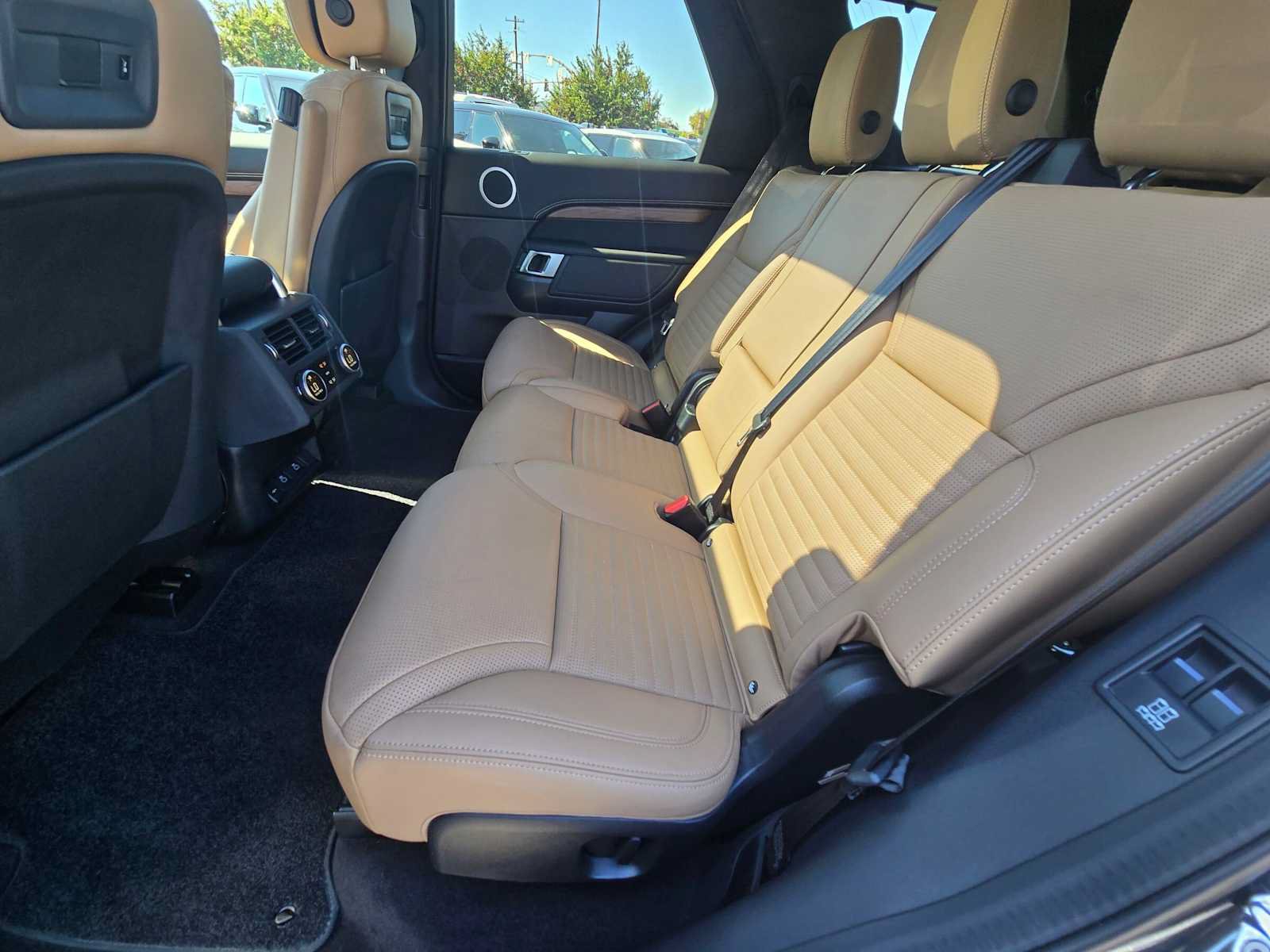 Used 2025 Land Rover Discovery Dynamic SE AWD/4WD image 16