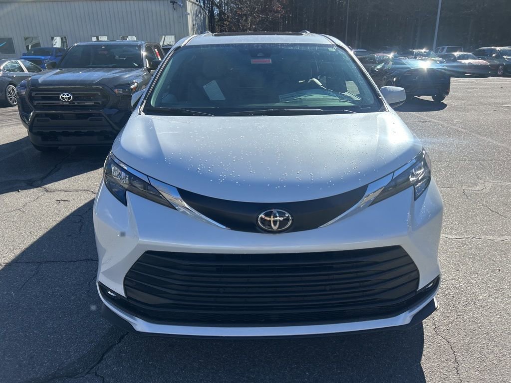 New 2026 Toyota Sienna XLE image 2