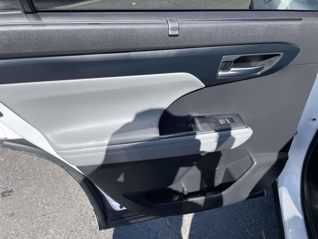 Used 2023 Toyota Highlander XLE AWD/4WD image 21