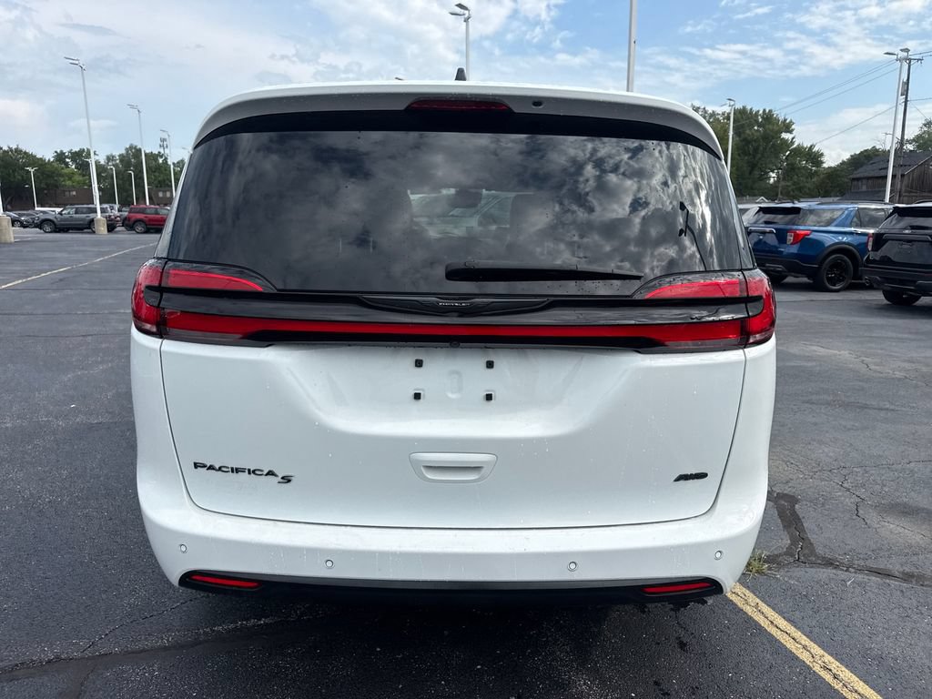 Used 2024 Chrysler Pacifica Touring-L w/ S Appearance Package AWD/4WD image 8
