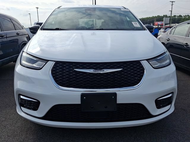 Used 2024 Chrysler Pacifica Touring-L FWD image 2