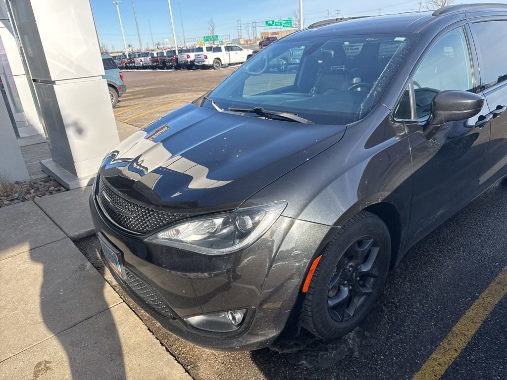 Used 2018 Chrysler Pacifica Touring-L Plus w/ S Appearance Package image 3