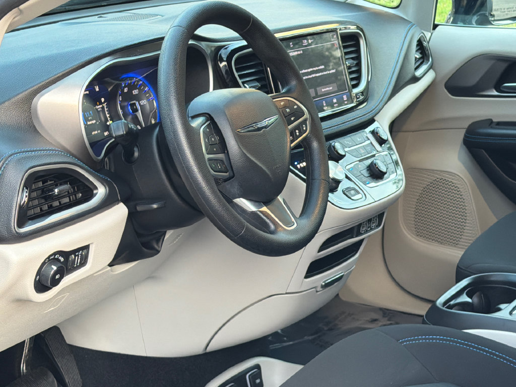 Used 2021 Chrysler Pacifica Touring FWD image 15