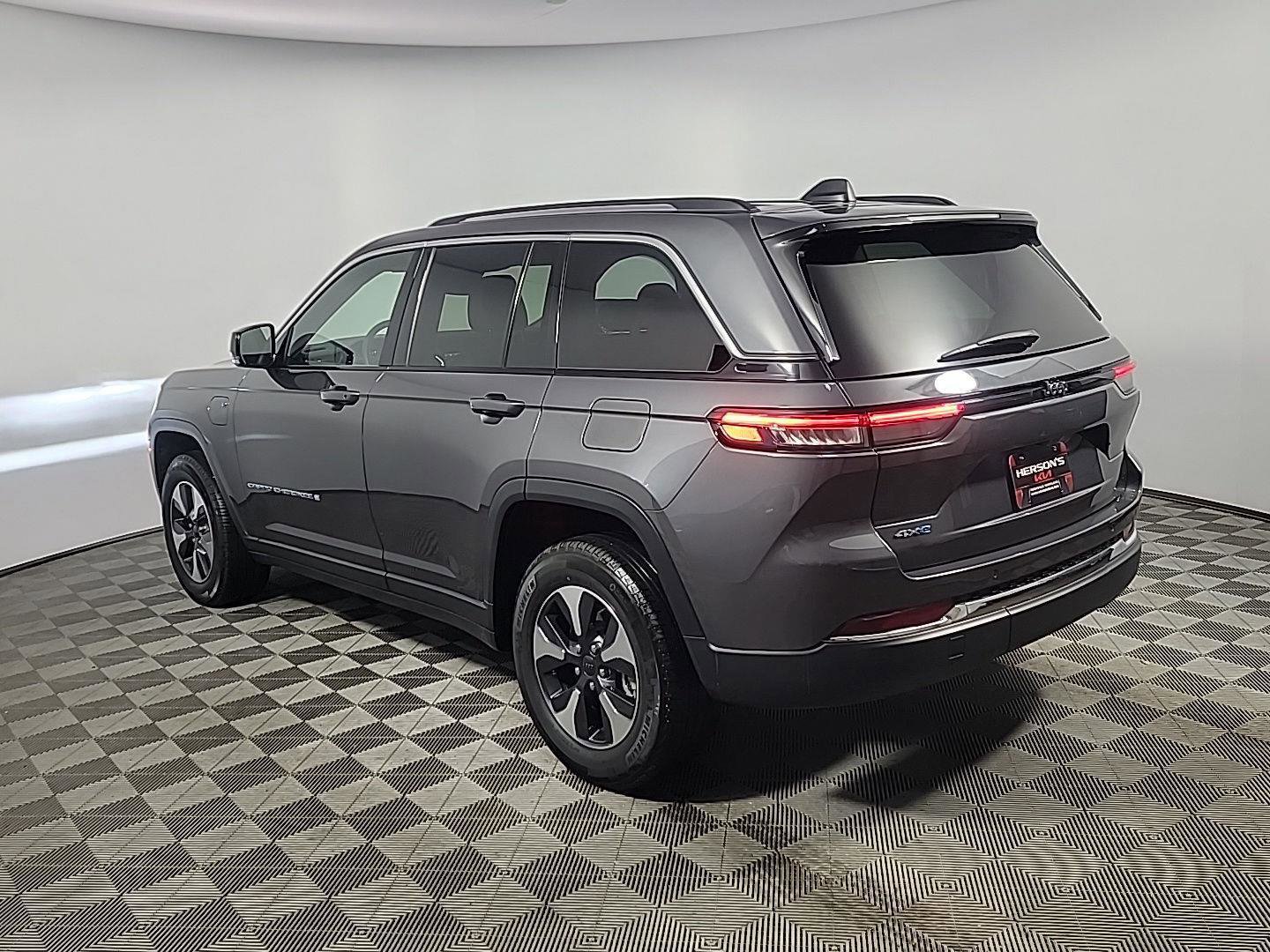 Used 2022 Jeep Grand Cherokee Limited 4xe image 10