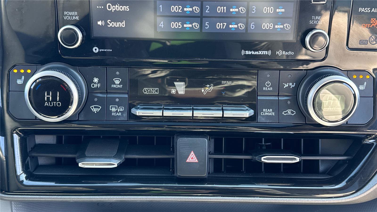 Used 2022 Toyota Highlander XLE image 30