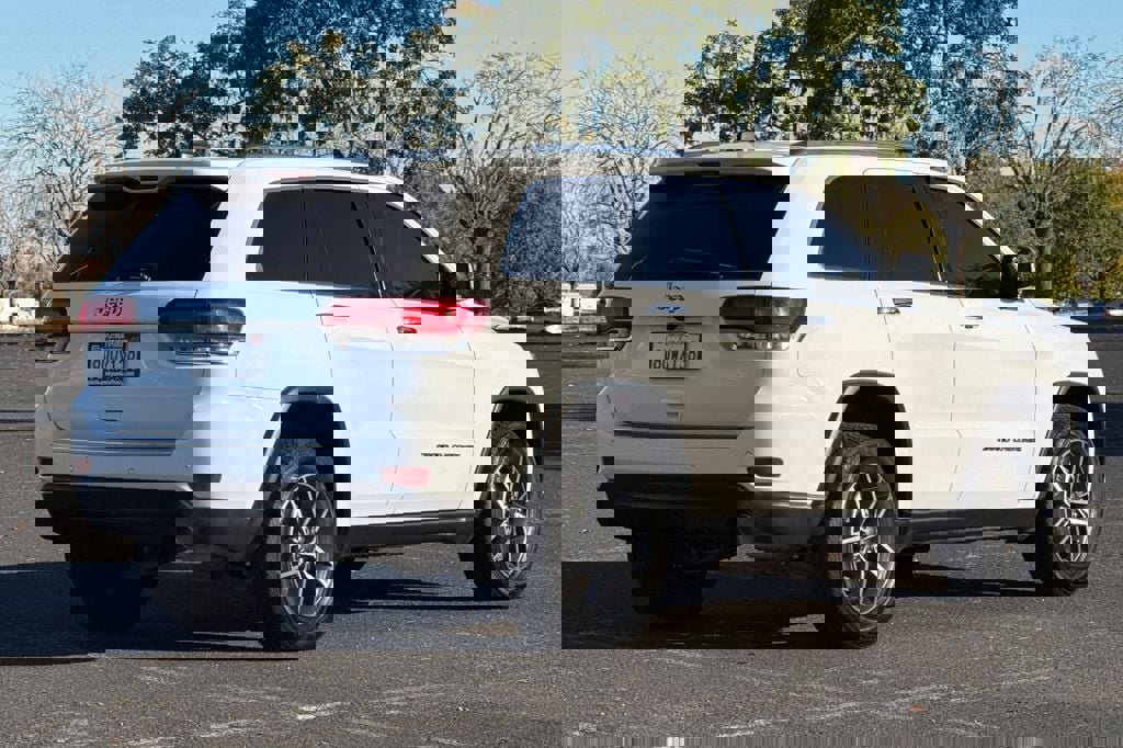 Used 2021 Jeep Grand Cherokee Limited w/ Luxury Group II image 4