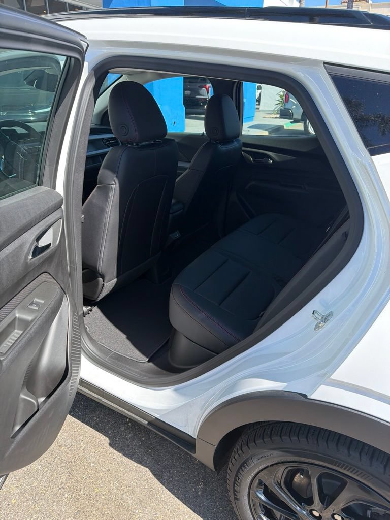 Used 2027 Chevrolet Bolt RS FWD image 4