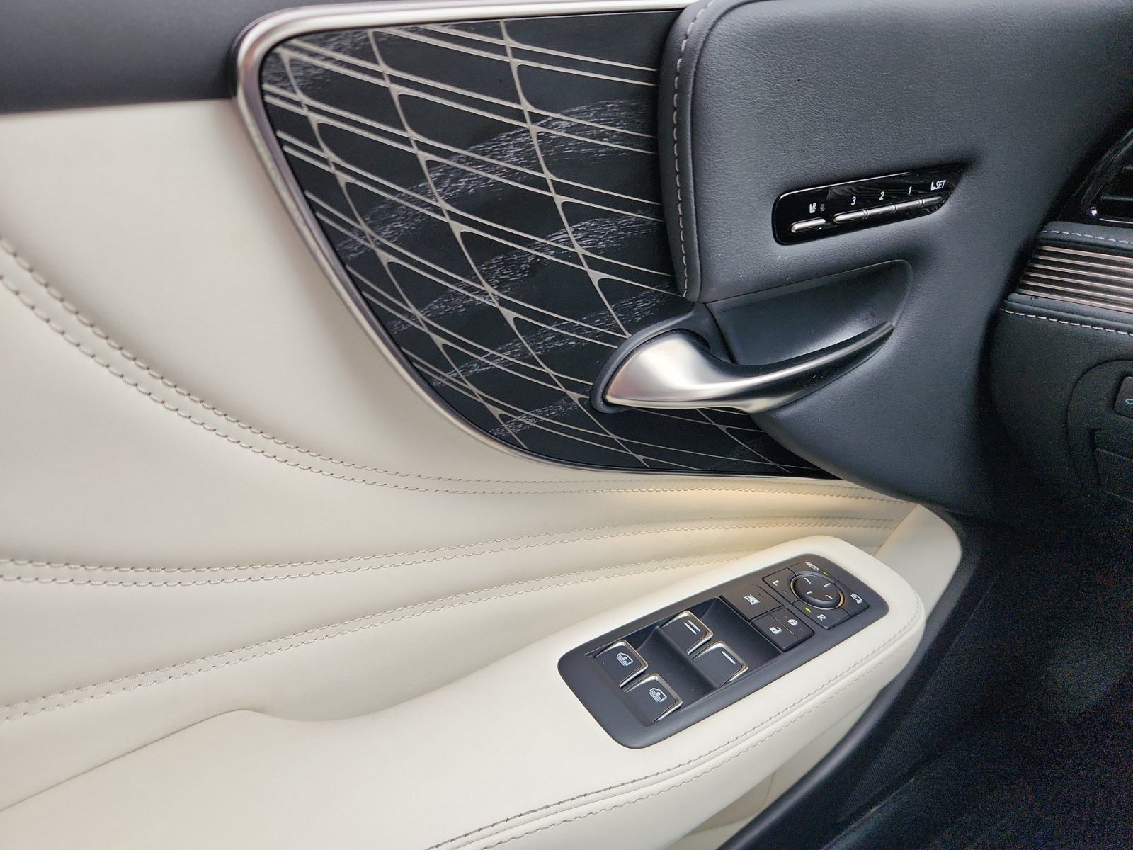 Used 2023 Lexus LS 500h AWD w/ Luxury Package image 13