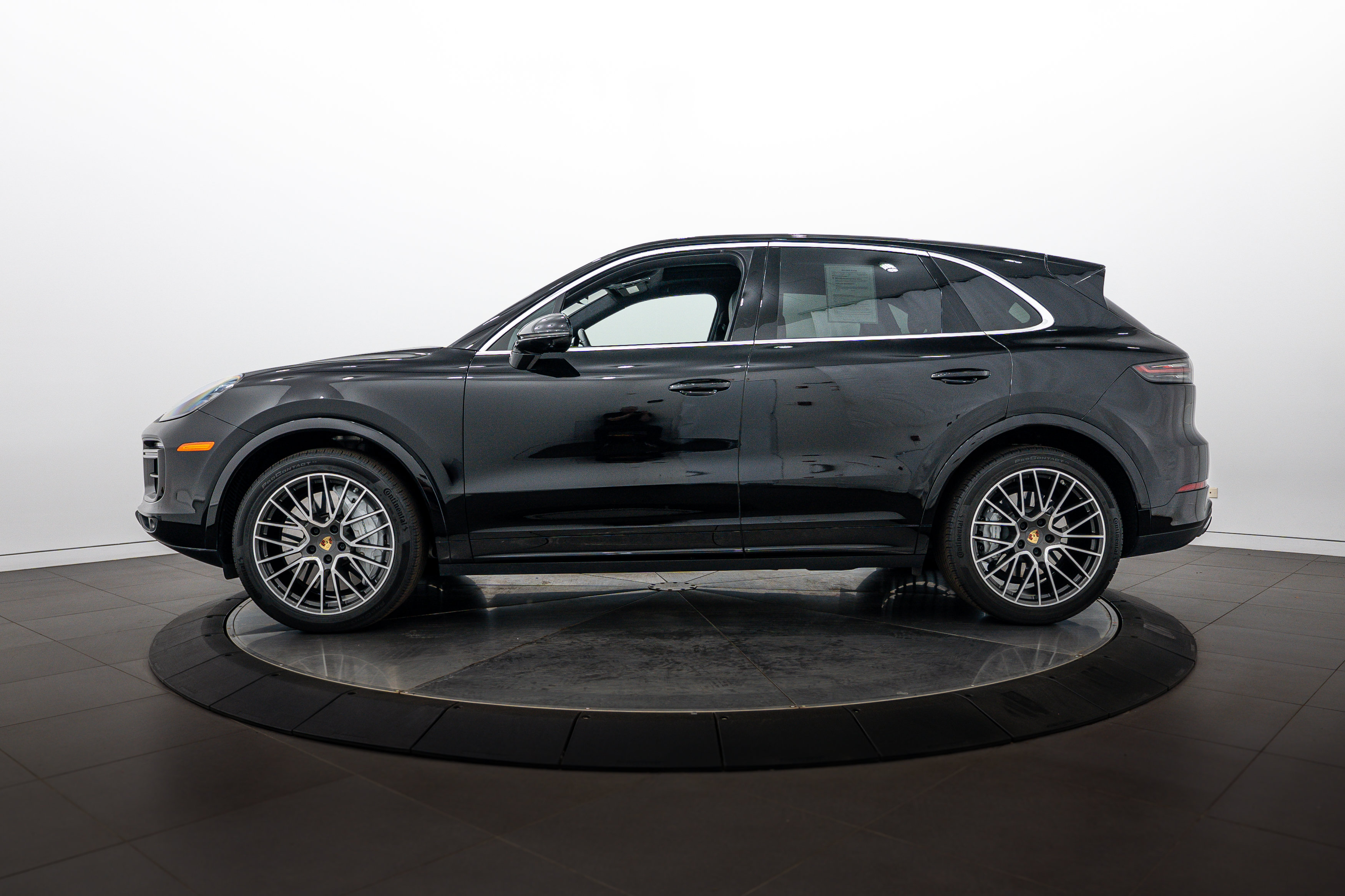 Certified 2023 Porsche Cayenne Turbo AWD/4WD image 2