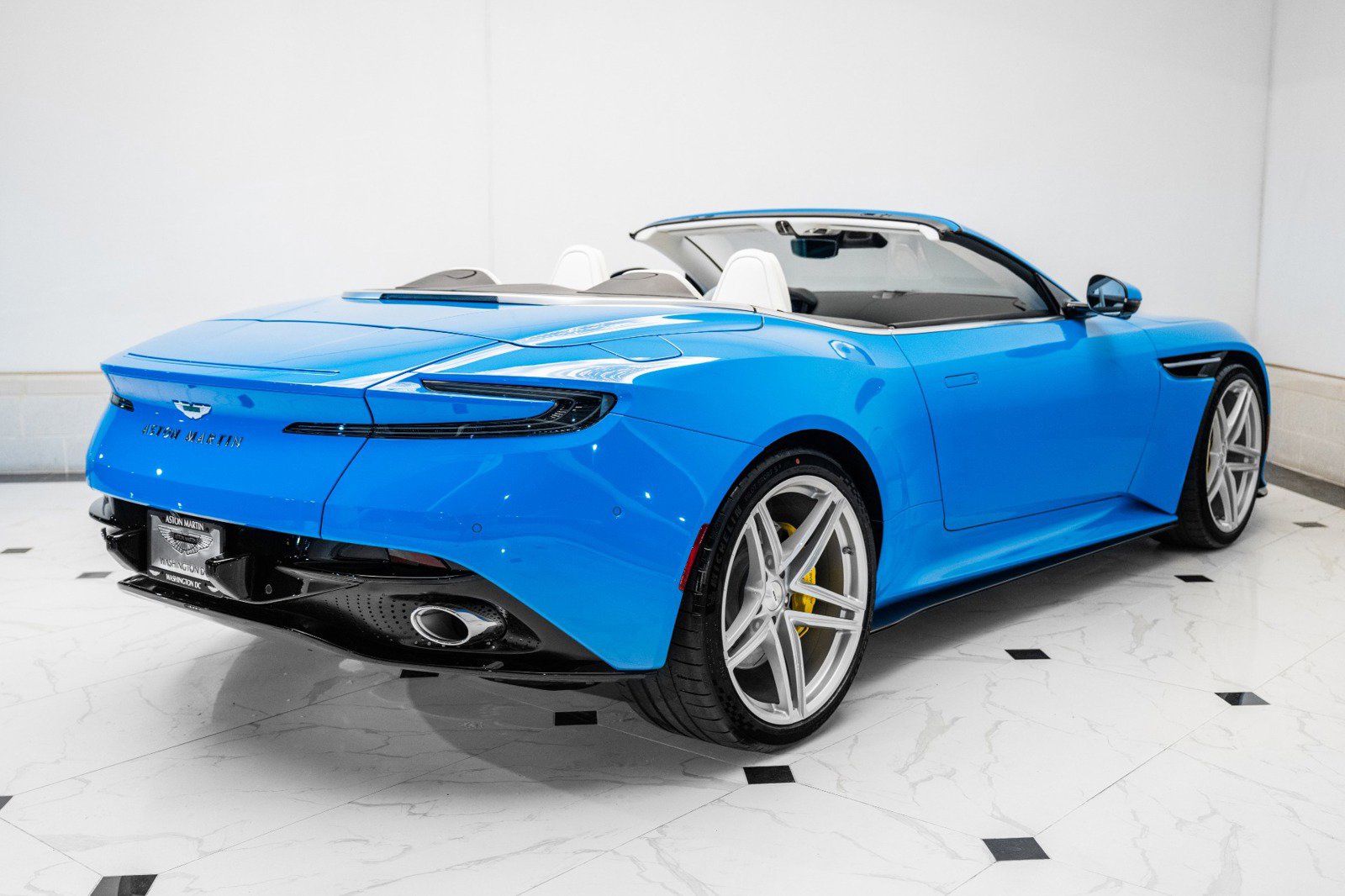 Used 2025 Aston Martin DB12 Volante image 44