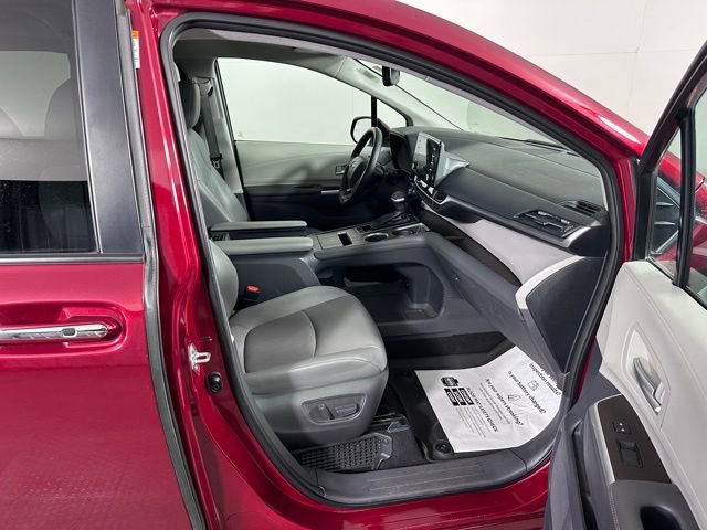 Used 2021 Toyota Sienna XLE image 10