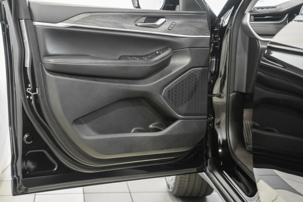Certified 2023 Jeep Grand Cherokee Limited w/ Black Appearance Package AWD/4WD image 46