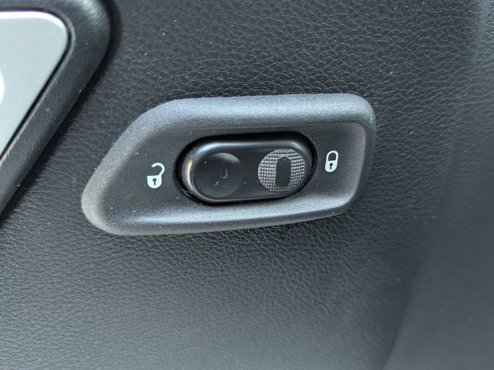 Used 2017 Jeep Wrangler Unlimited Sahara image 16