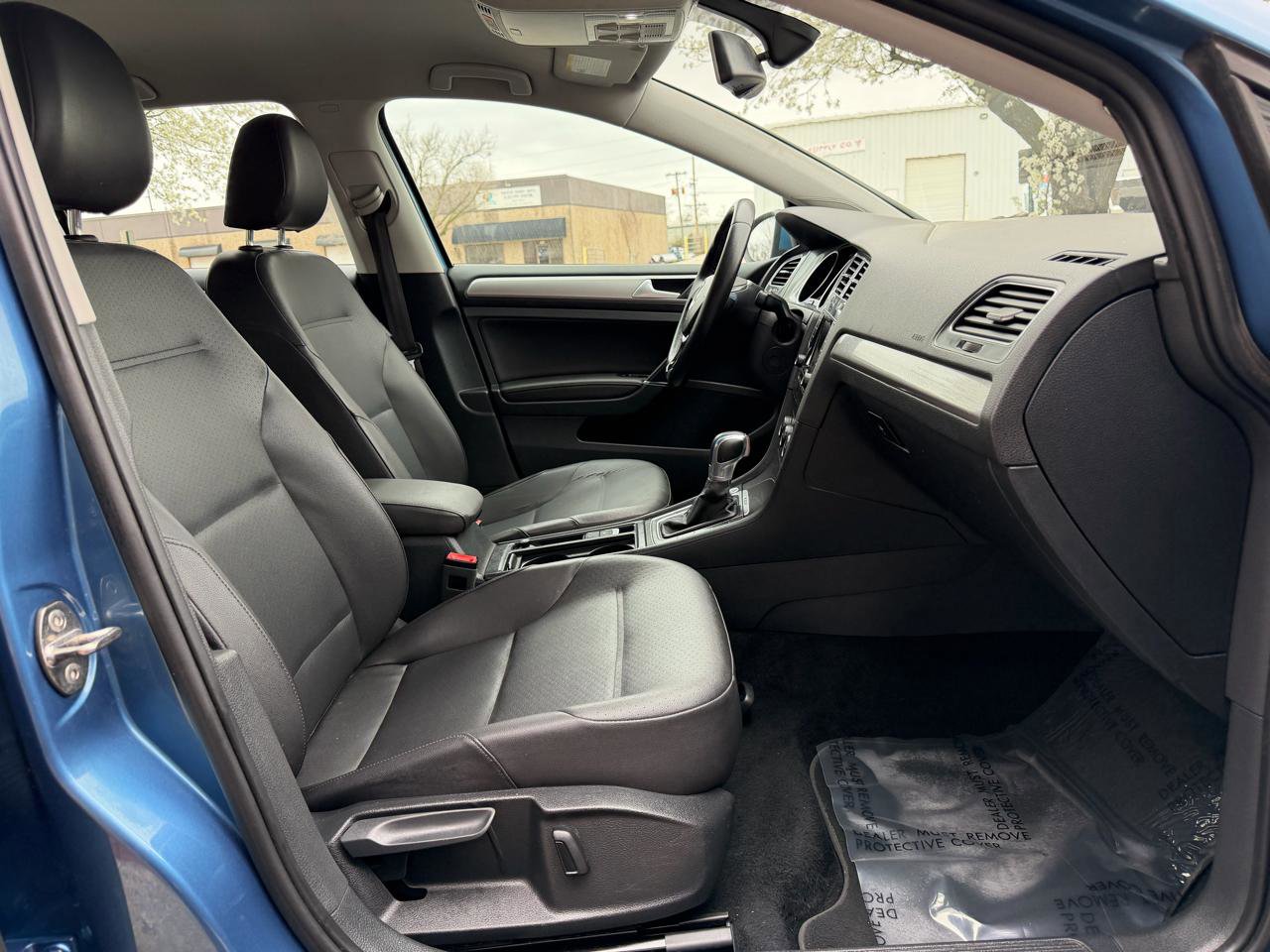 Used 2015 Volkswagen e-Golf SEL Premium image 40