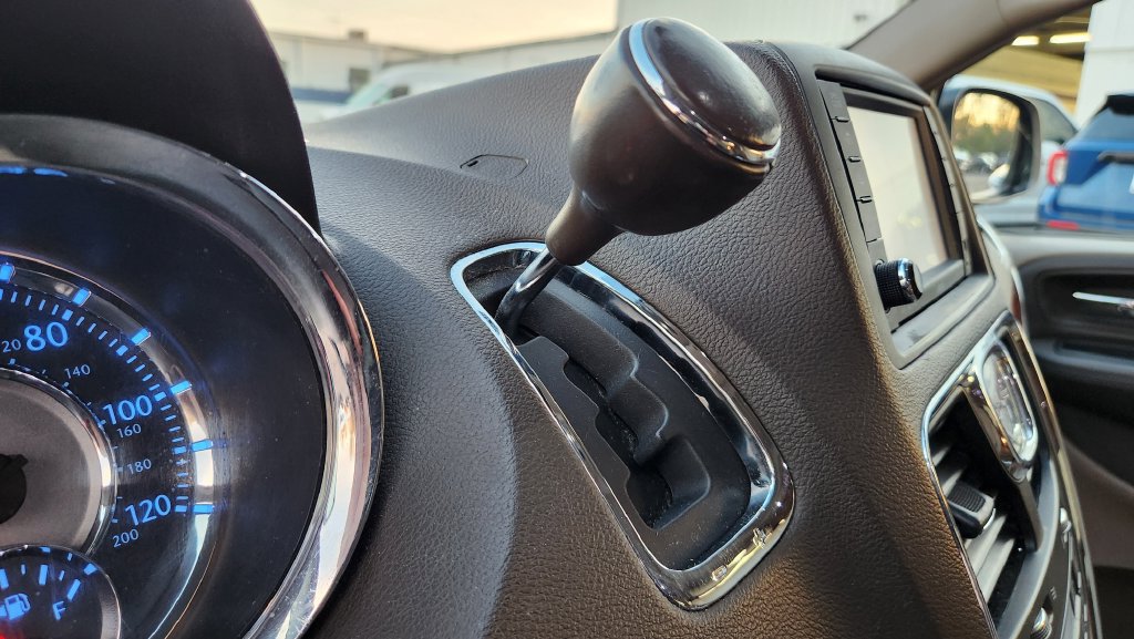 Used 2012 Chrysler Town & Country Touring-L w/ Entertainment Group #2 FWD image 18